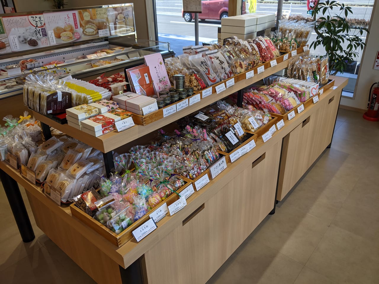 敷島堂平井店のお菓子売り場