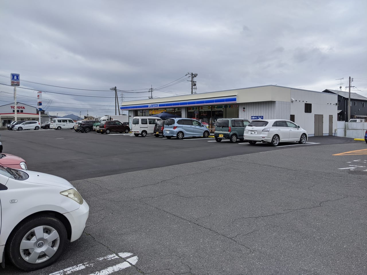 ローソン長利店オープン当日駐車場