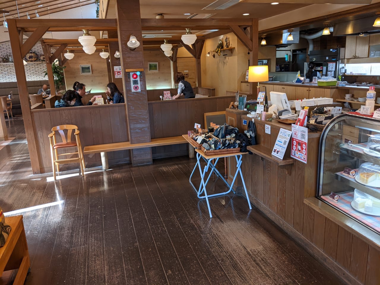 珈琲館PLUSの店内