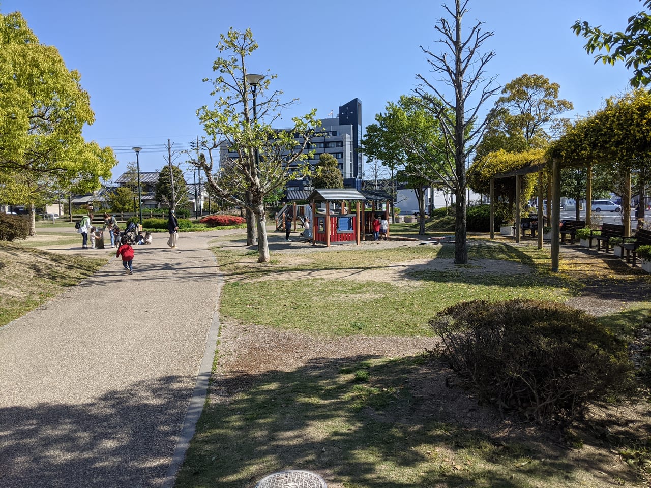 西大寺緑花公園の多目的広場周辺
