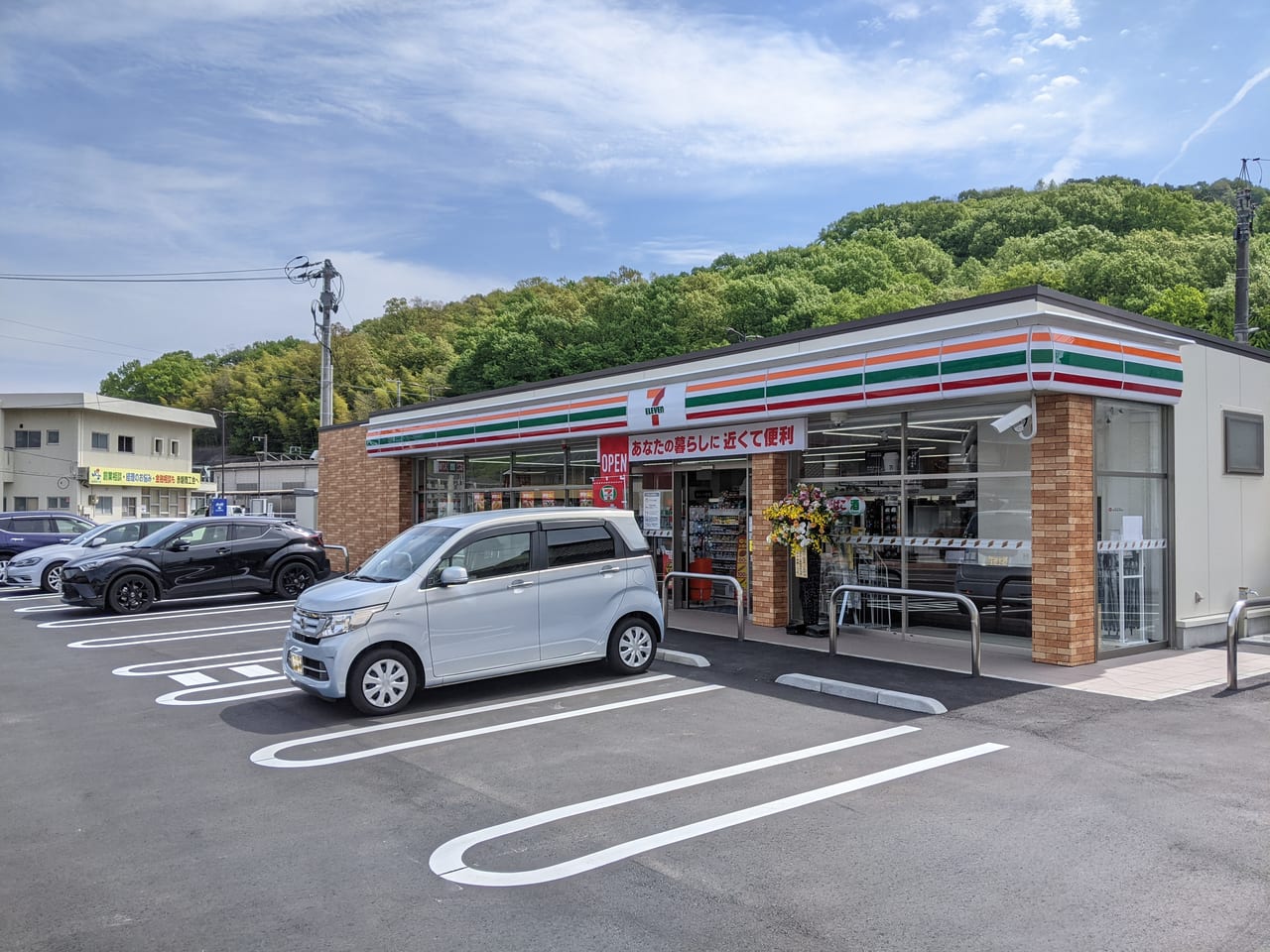 セブンイレブンJR瀬戸駅前店の外観