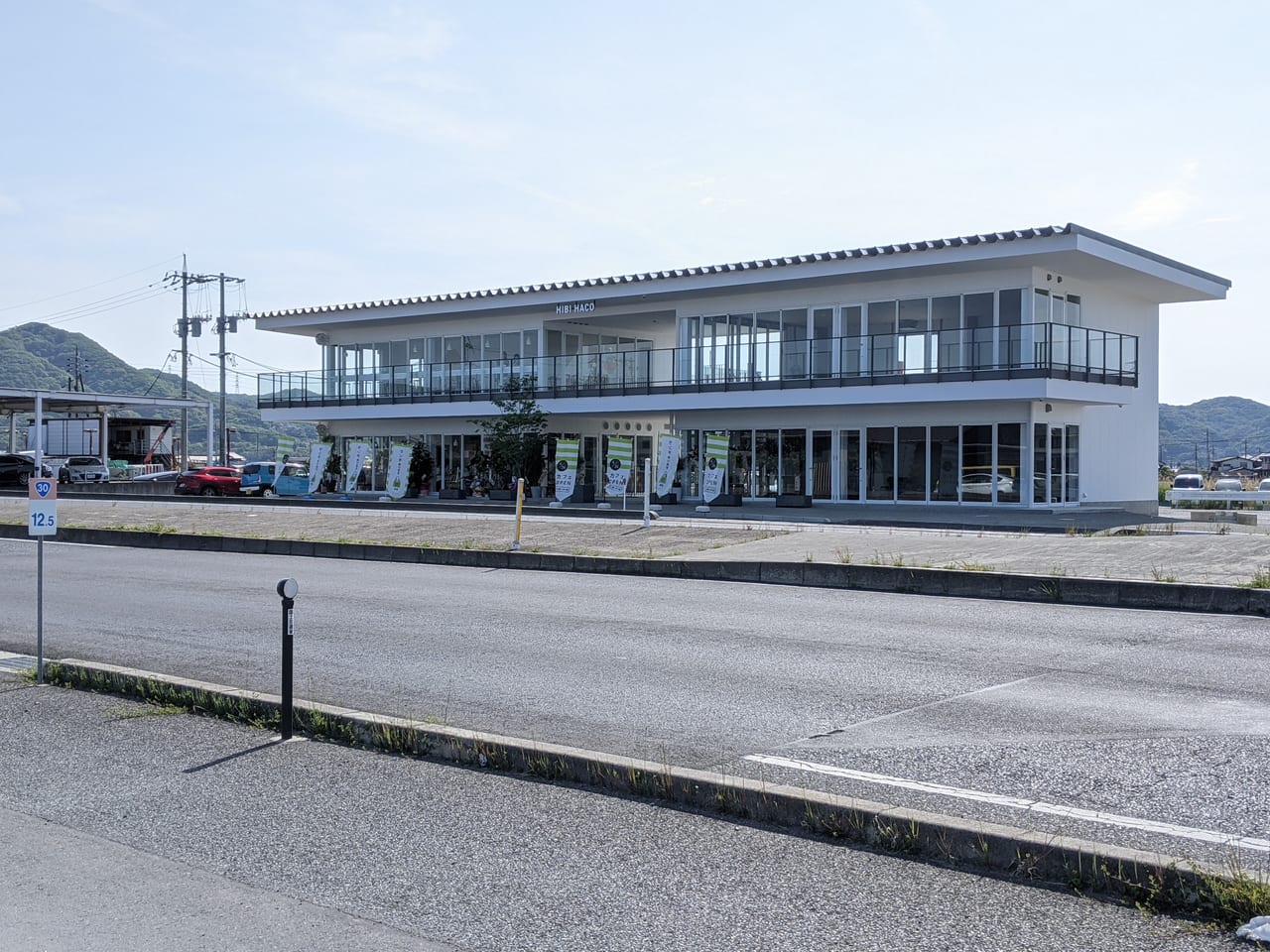 岡山市南区 祝 白いガラス張りの建物が印象的 4月24日 日々のカフェ がオープンしました 号外net 岡山市