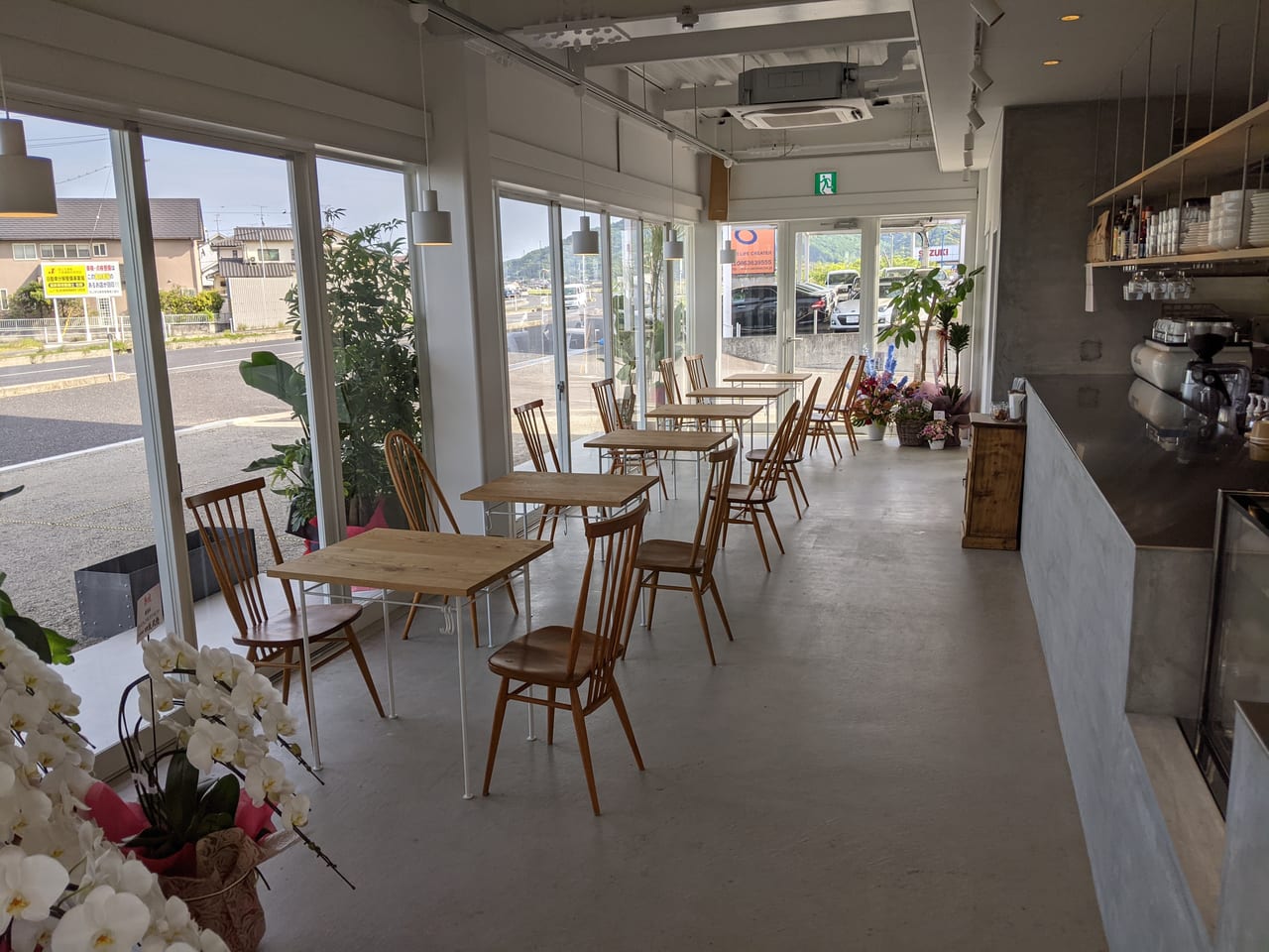 岡山市南区 祝 白いガラス張りの建物が印象的 4月24日 日々のカフェ がオープンしました 号外net 岡山市
