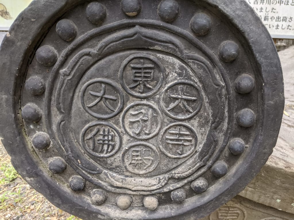 東大寺大仏殿の瓦のレプリカ