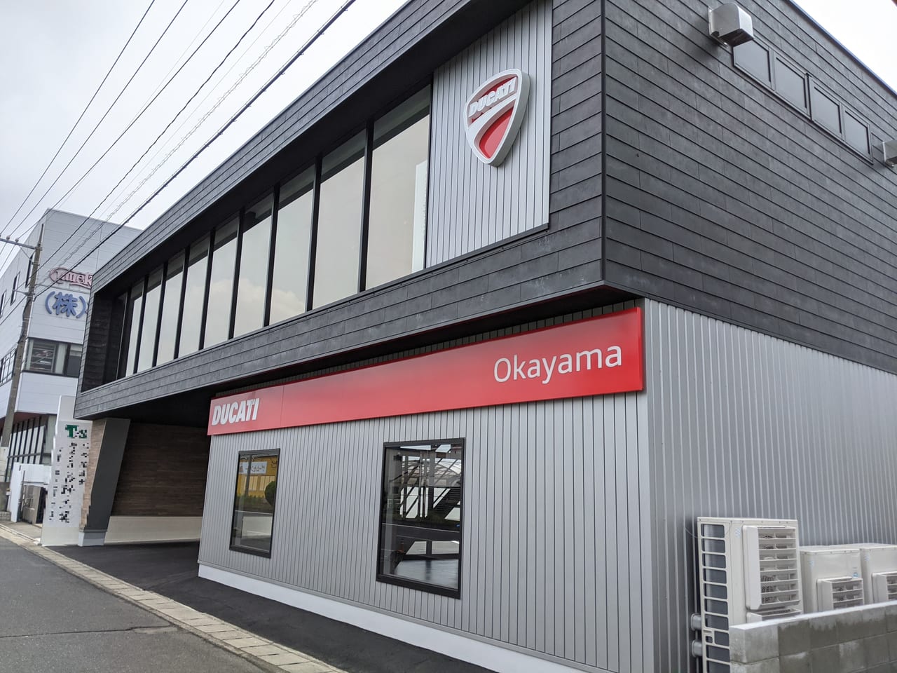 開店準備中のDUCATI岡山