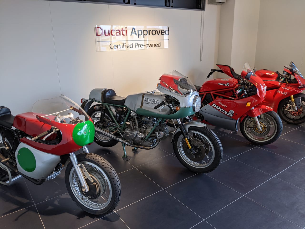 DUCATI岡山の店内2階の様子