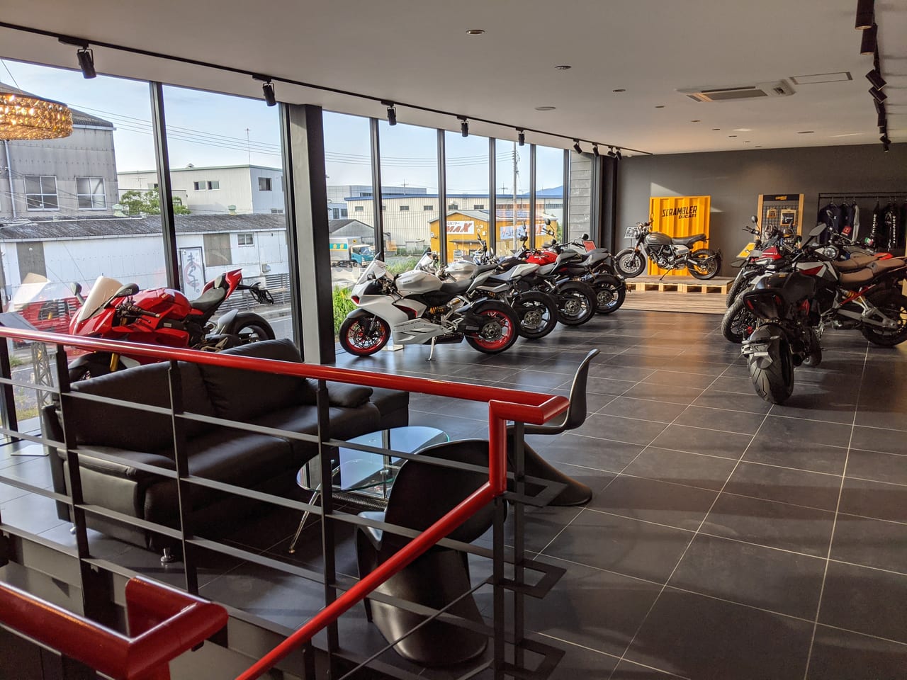 DUCATI岡山の店内2階の様子