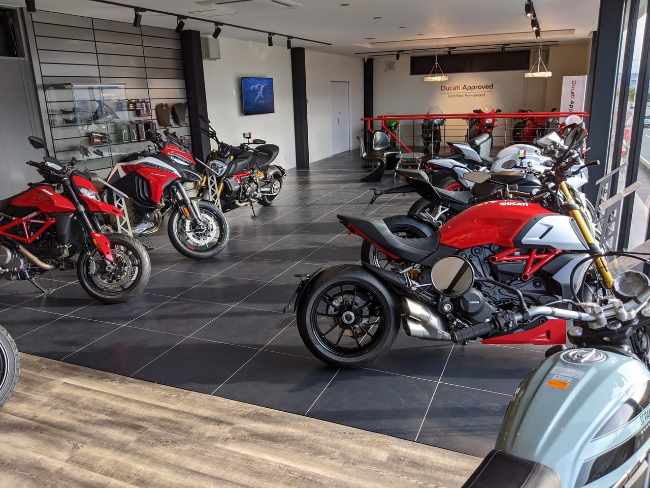 DUCATI岡山の店内2階の様子