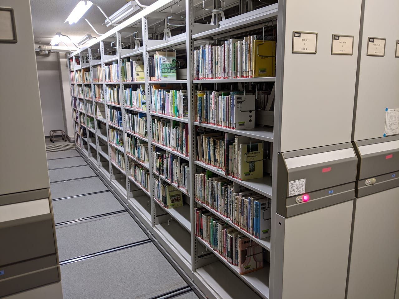岡山県立図書館4階の集密書庫