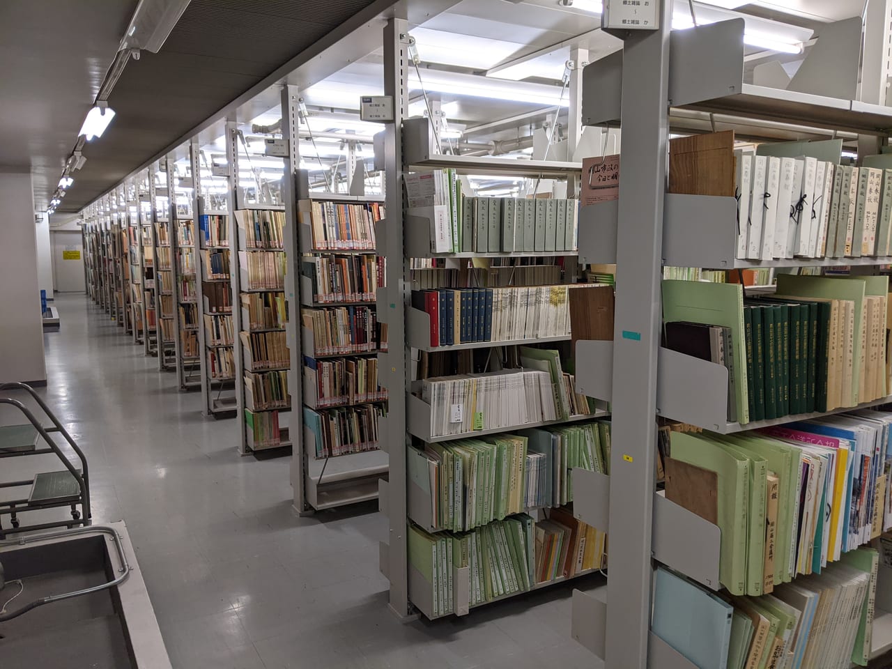 岡山県立図書館3階の固定書庫