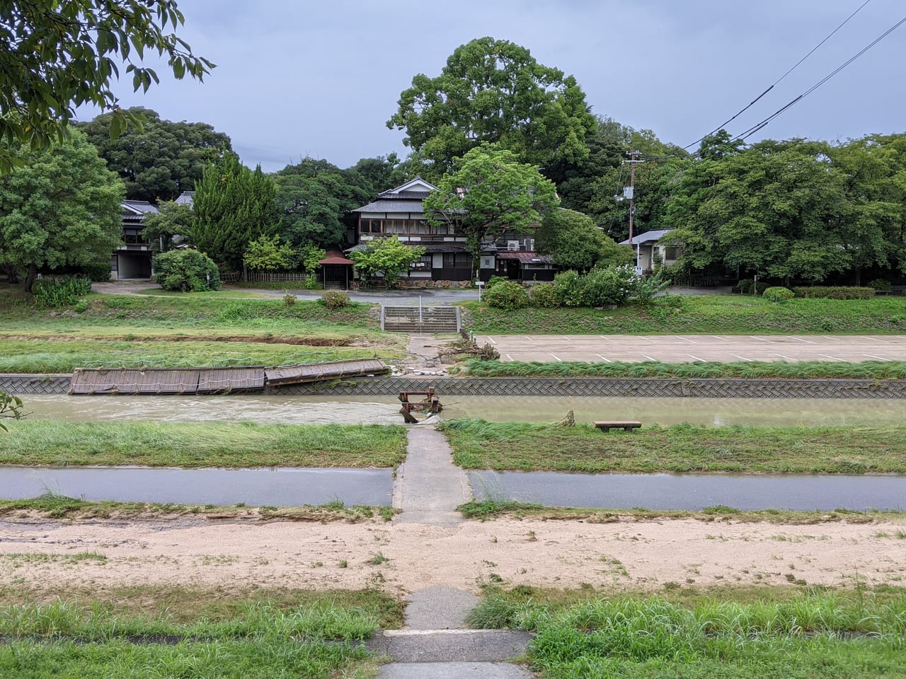 水が引いた旭川（岡山後楽園荒手茶寮前）