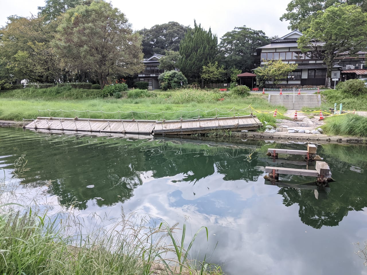 橋脚から外れた流れ橋