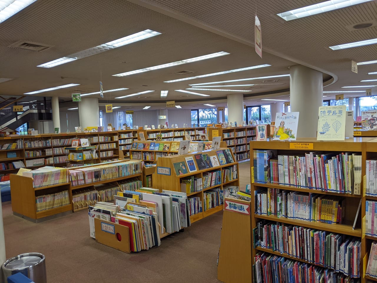 岡山市立中央図書館の館内（児童図書）