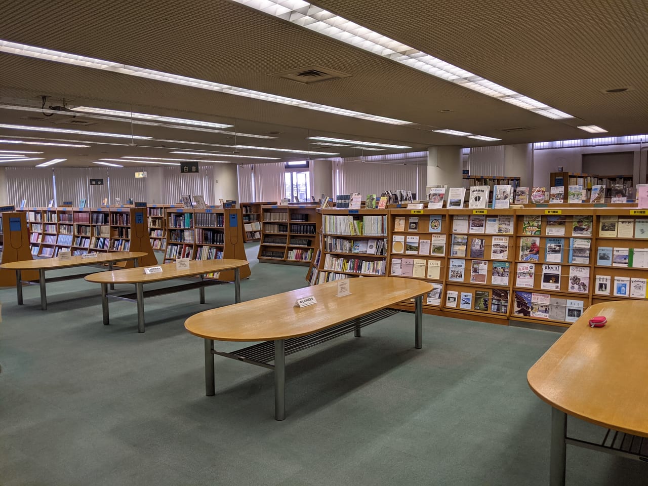 岡山市立中央図書館の館内（2F）