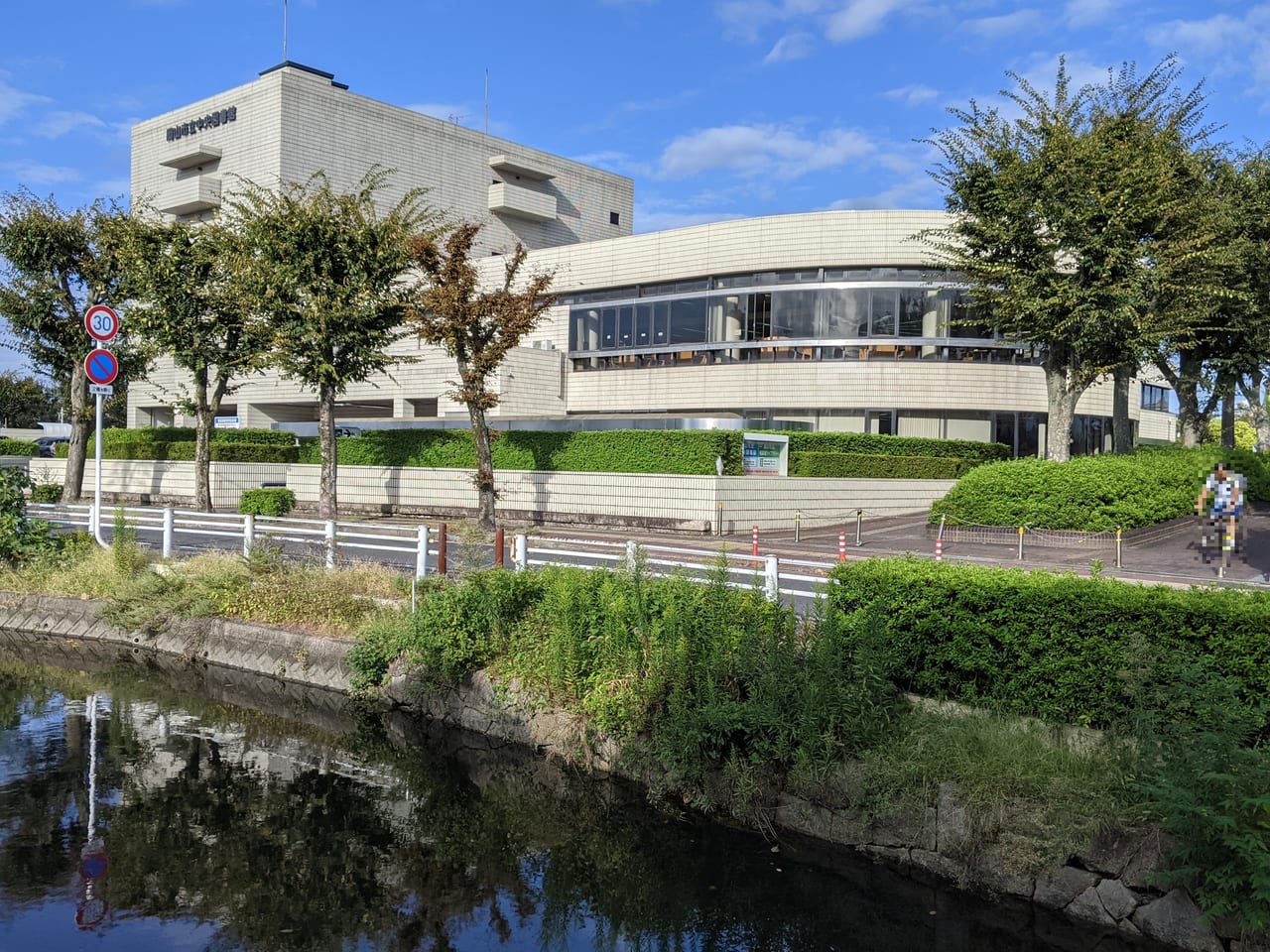 岡山市立中央図書館の外観