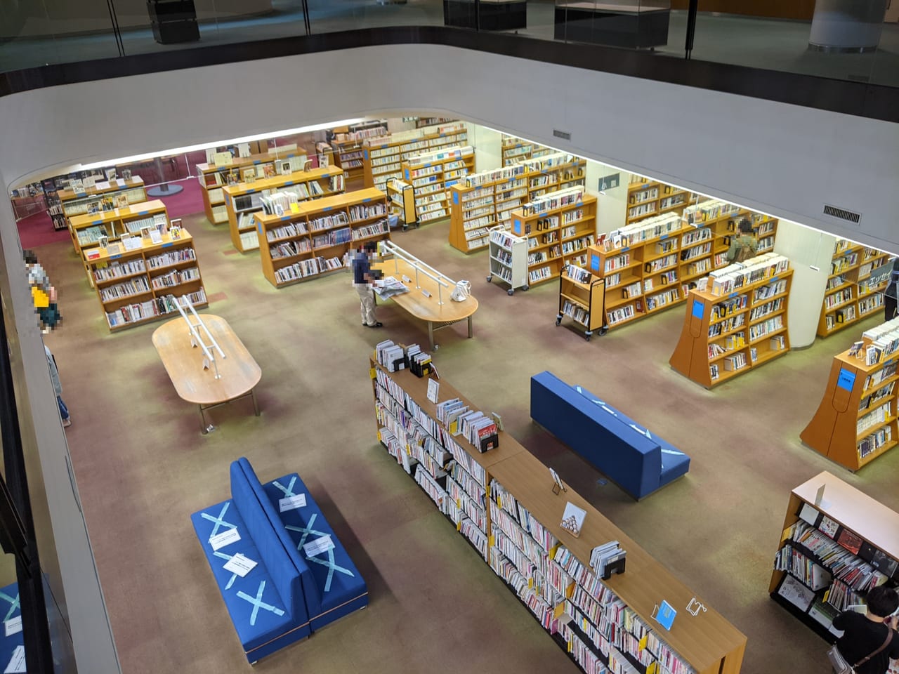 岡山市立中央図書館の館内（1F）