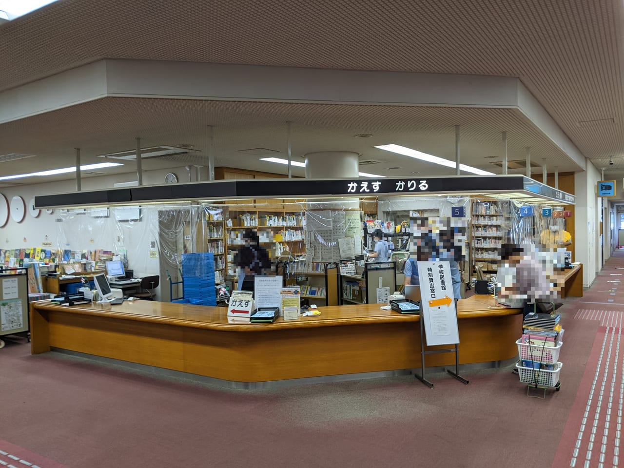 岡山市立中央図書館の館内（1Fカウンター）