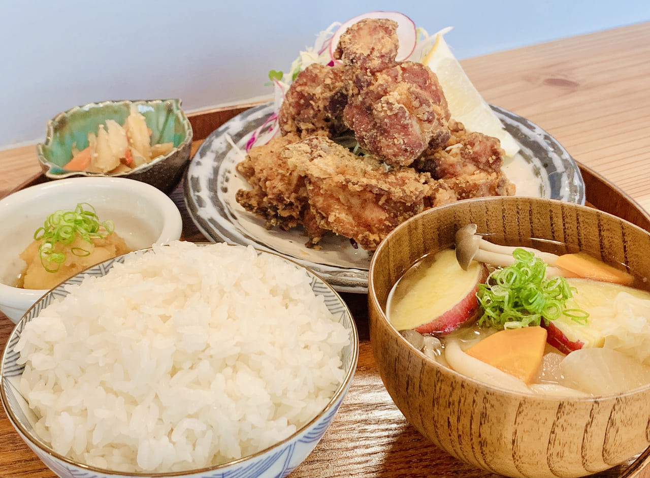 食堂くるりの鶏の唐揚げ定食