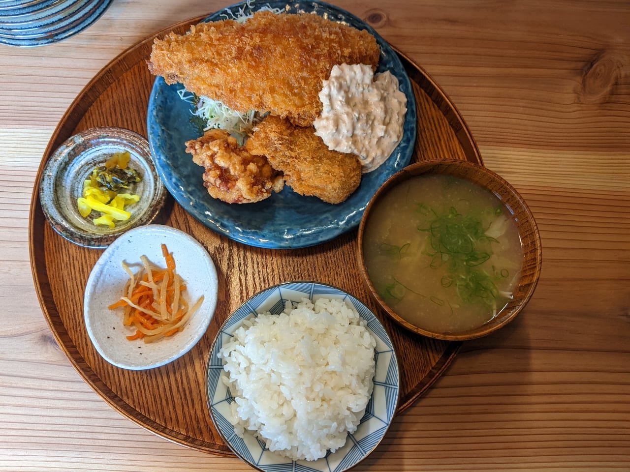 食堂くるりのミックスフライ定食