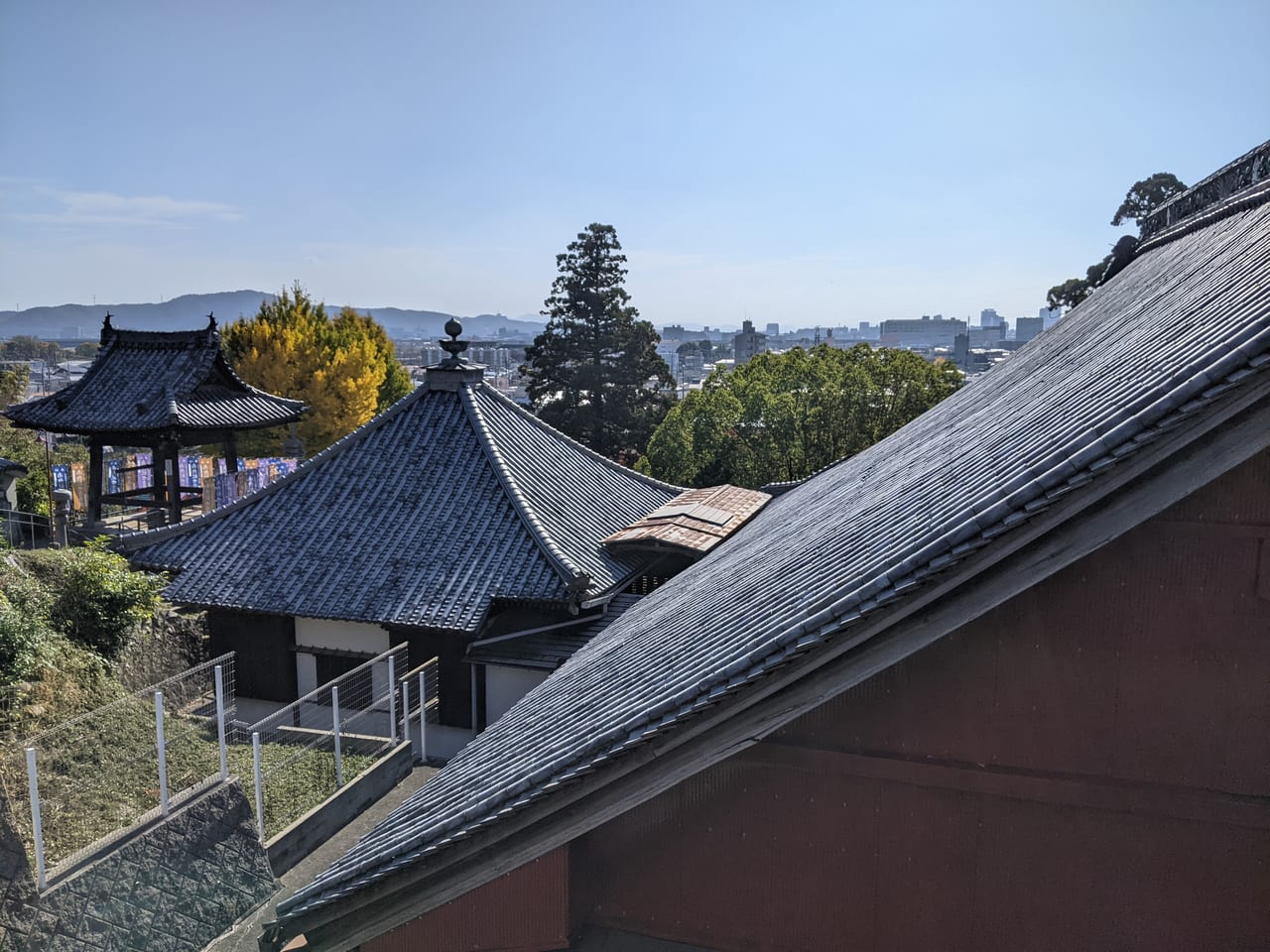 法界院の本堂越しに見る岡山市街地