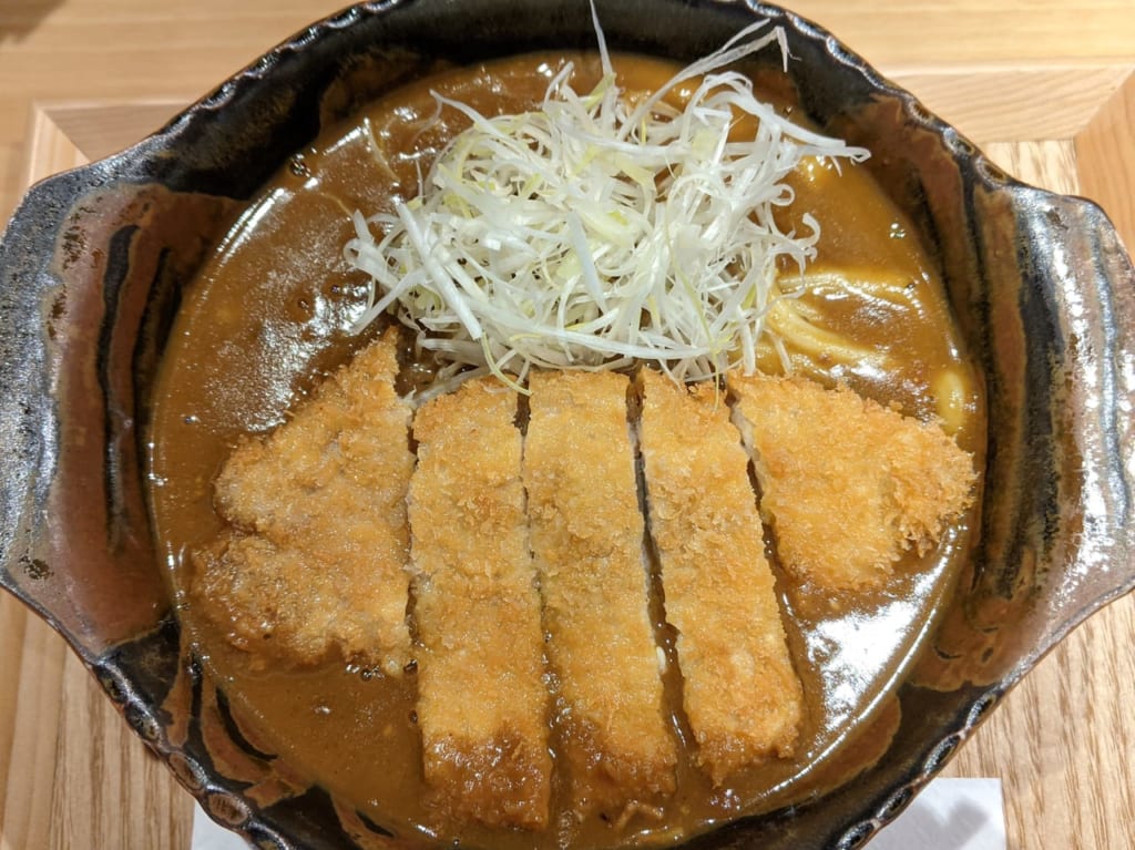 うどん店「KAZUO」のカツカレーうどん