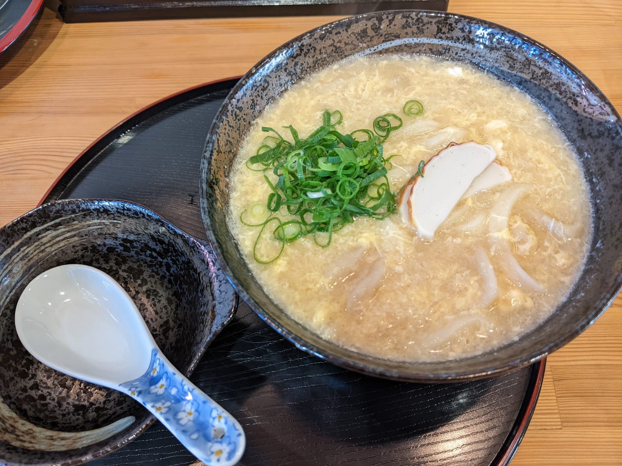 うどんカフェ_リトルＫの「おばあちゃんの煮込みうどん」