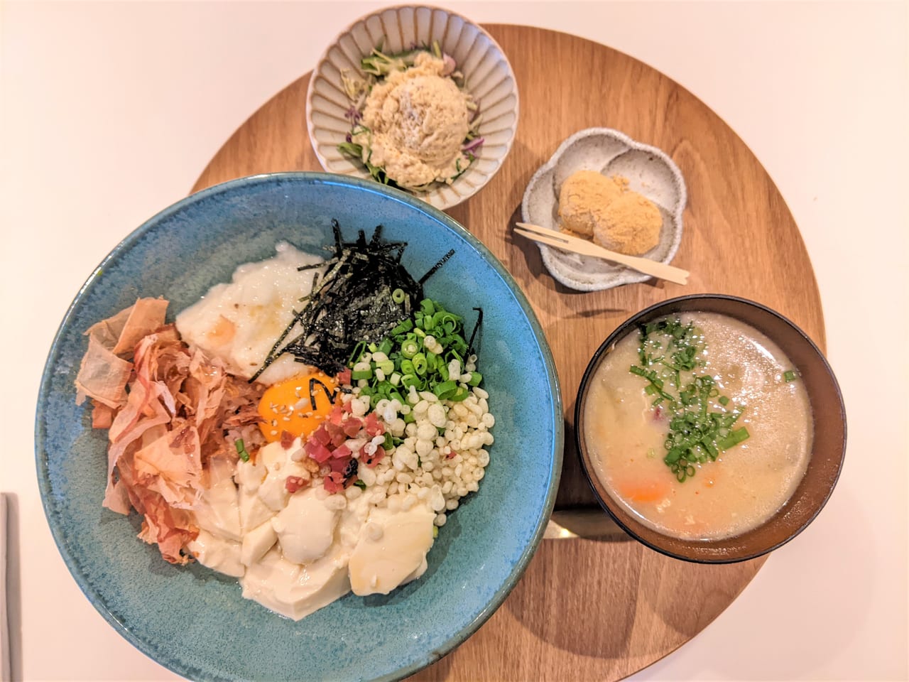 「豆と餅」の豆富丼定食