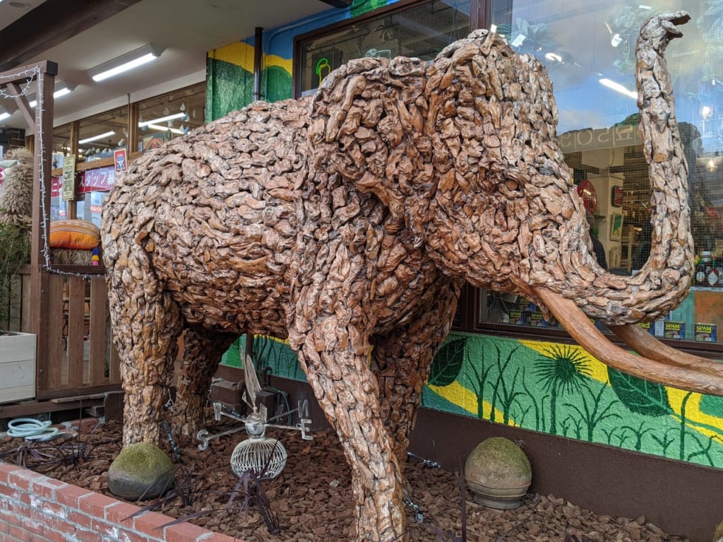 マライカバザール岡山店のチーク象