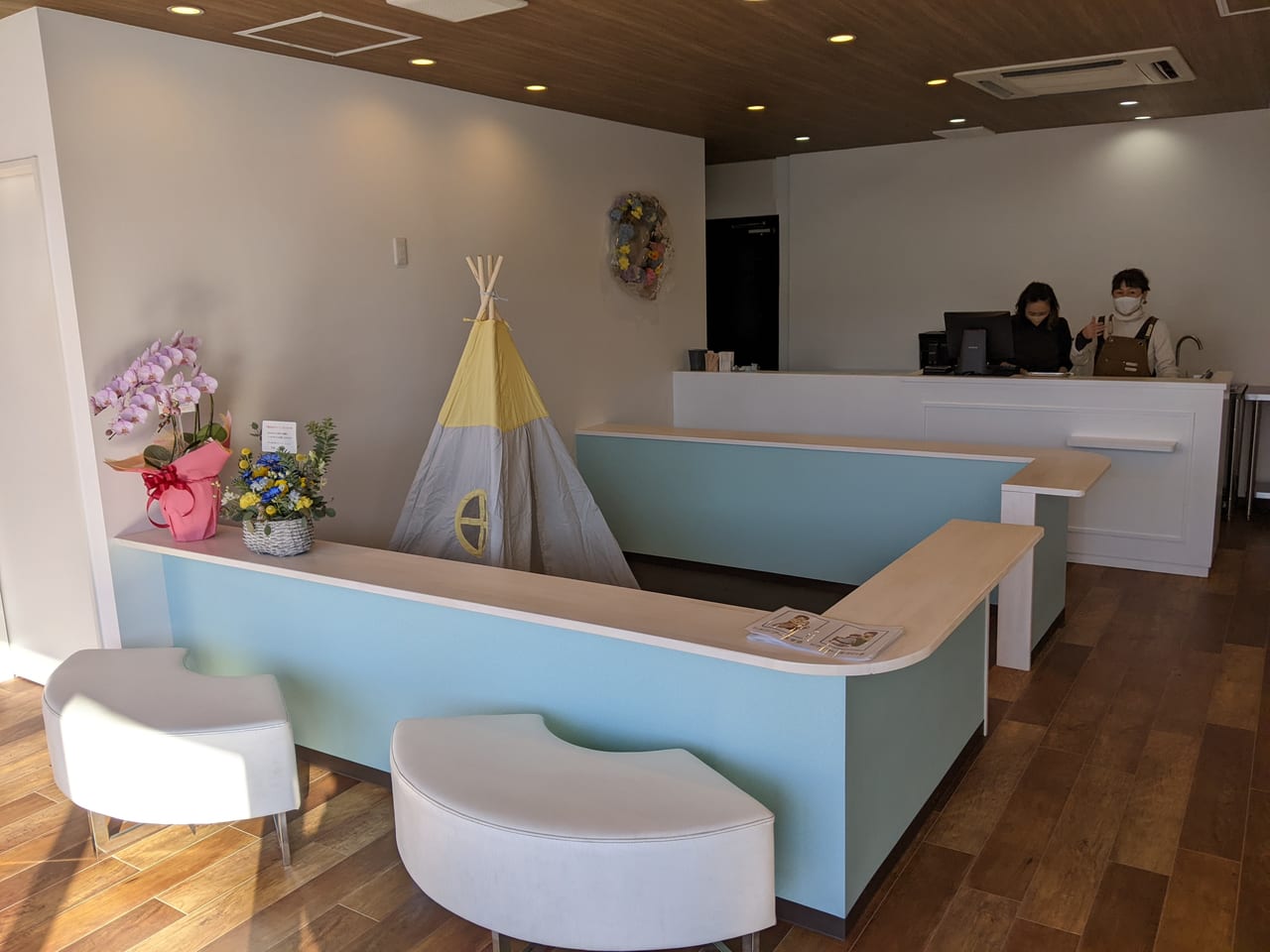 美容室「Tsumiki 本店」のカフェスペース