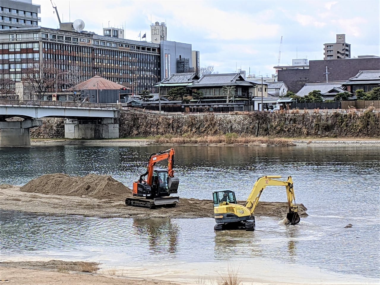 旭川の堆積土砂の移動