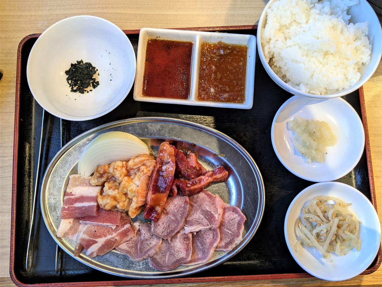 「大衆焼肉まいど」のタンミックス定食