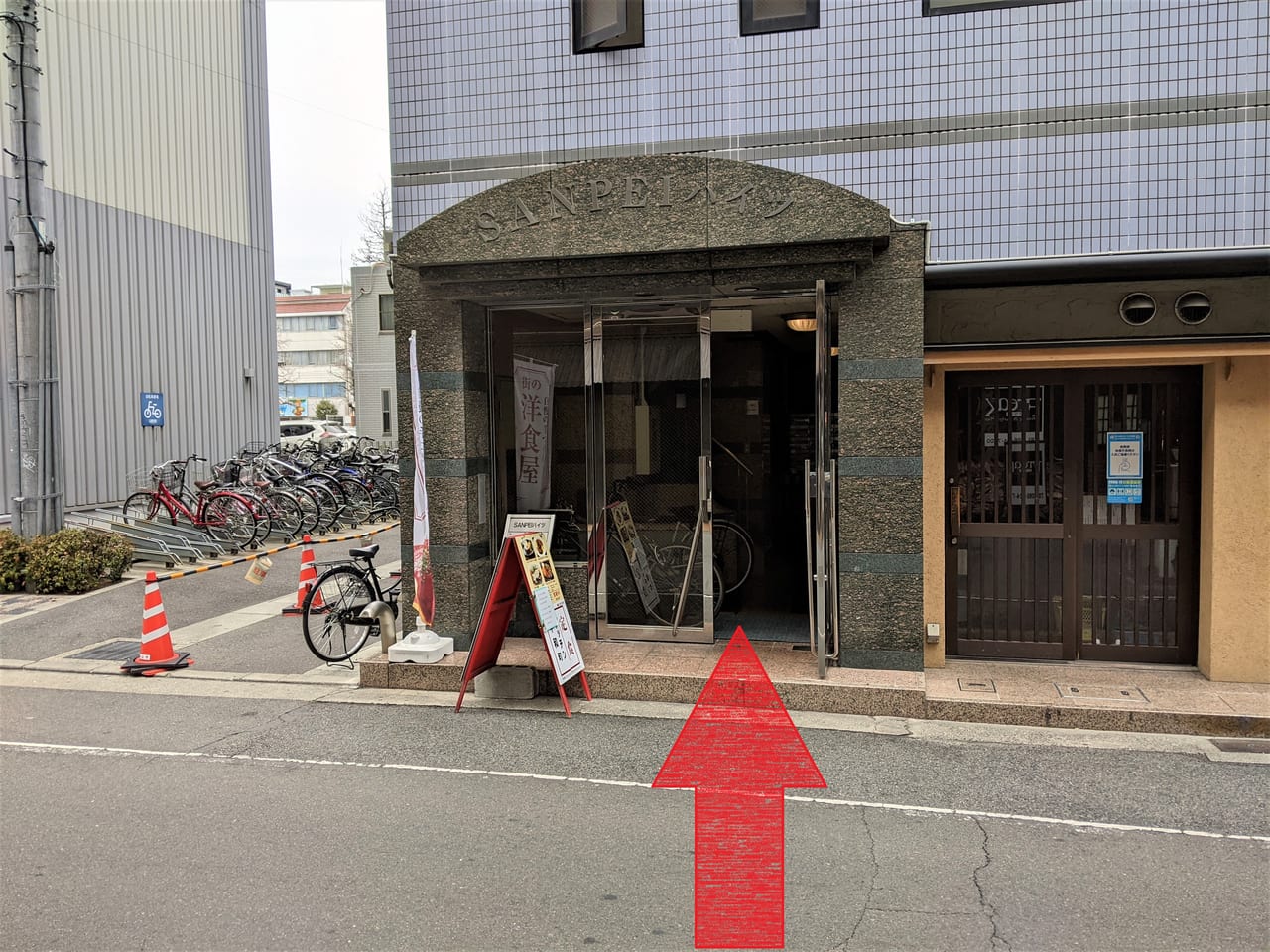 キッチン平和町の入り口