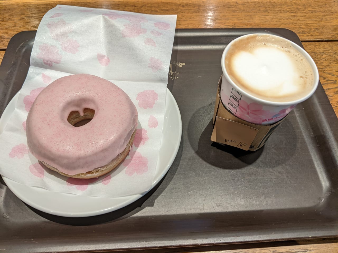 スターバックスコーヒー岡山ロッツ店のさくらドーナツとラテ