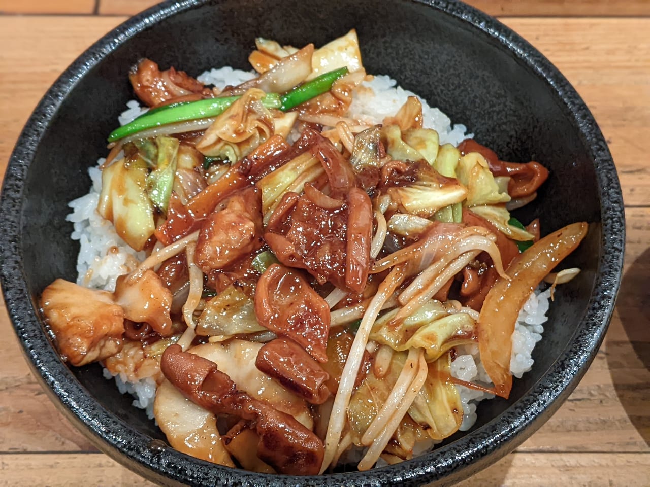 磯家の大トロホルモン丼（大盛）