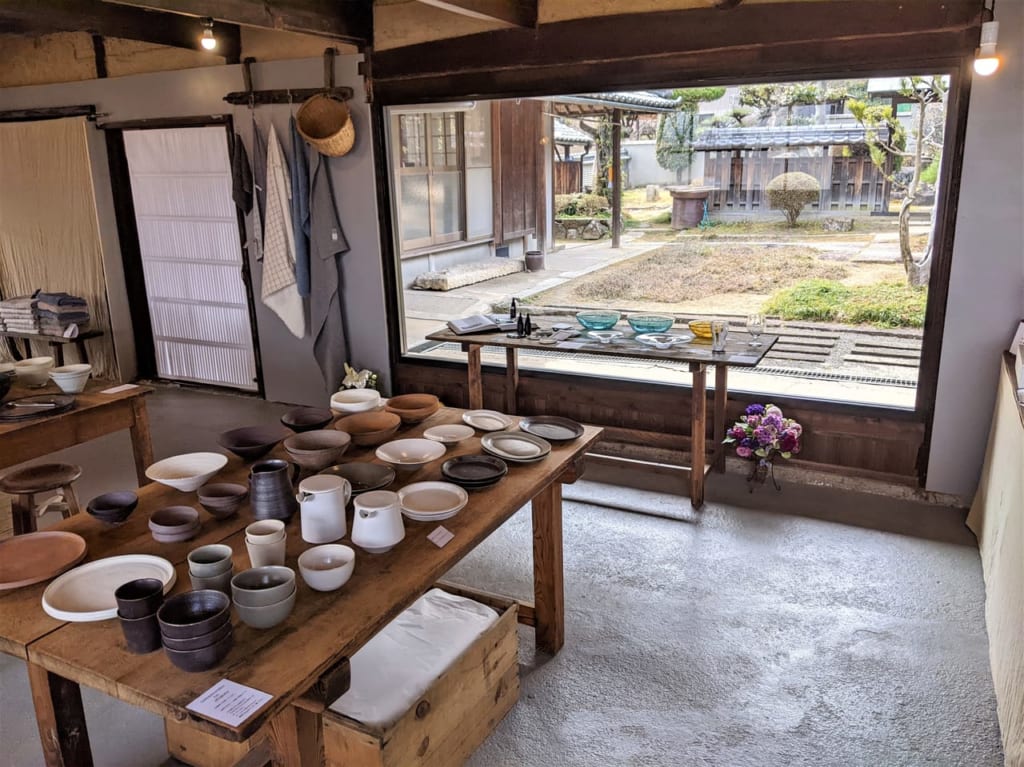 「海と月と」の店内