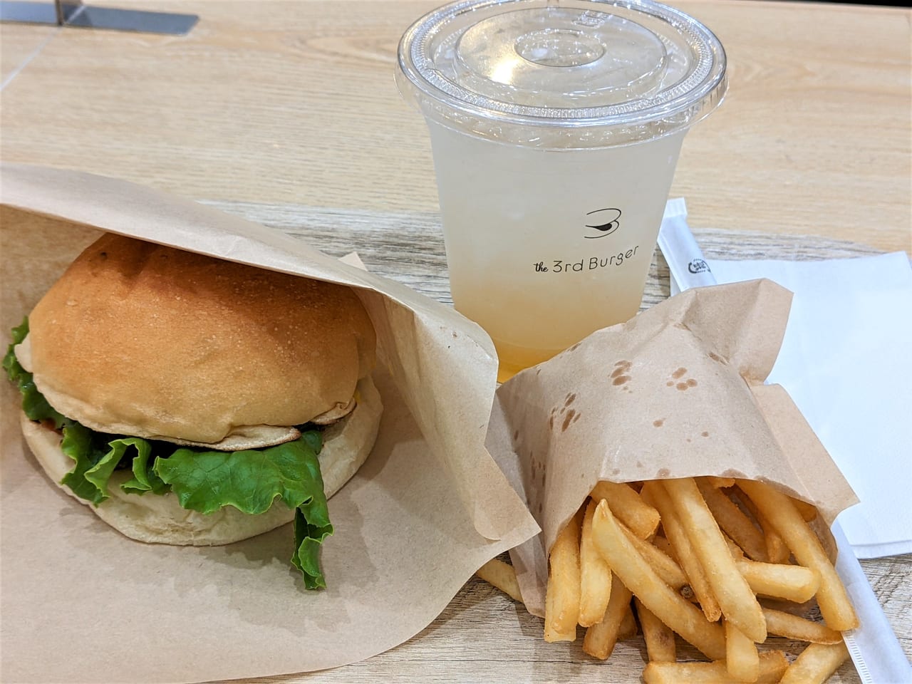 「the 3rd Burger 岡山一番街店」のハンバーガーとレモネード＆ポテトセット