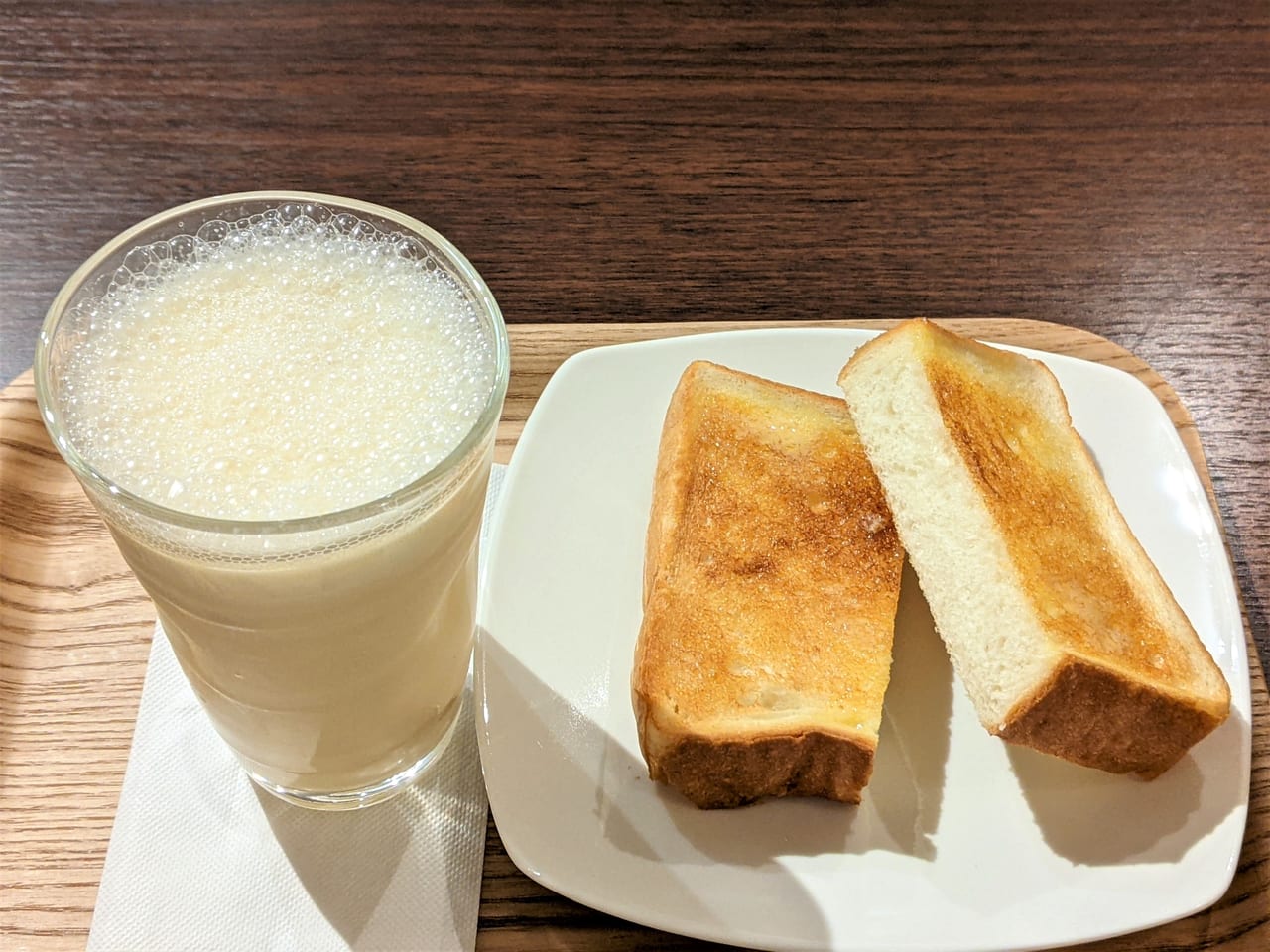 喫茶カニドンのミルクセーキとバタートースト