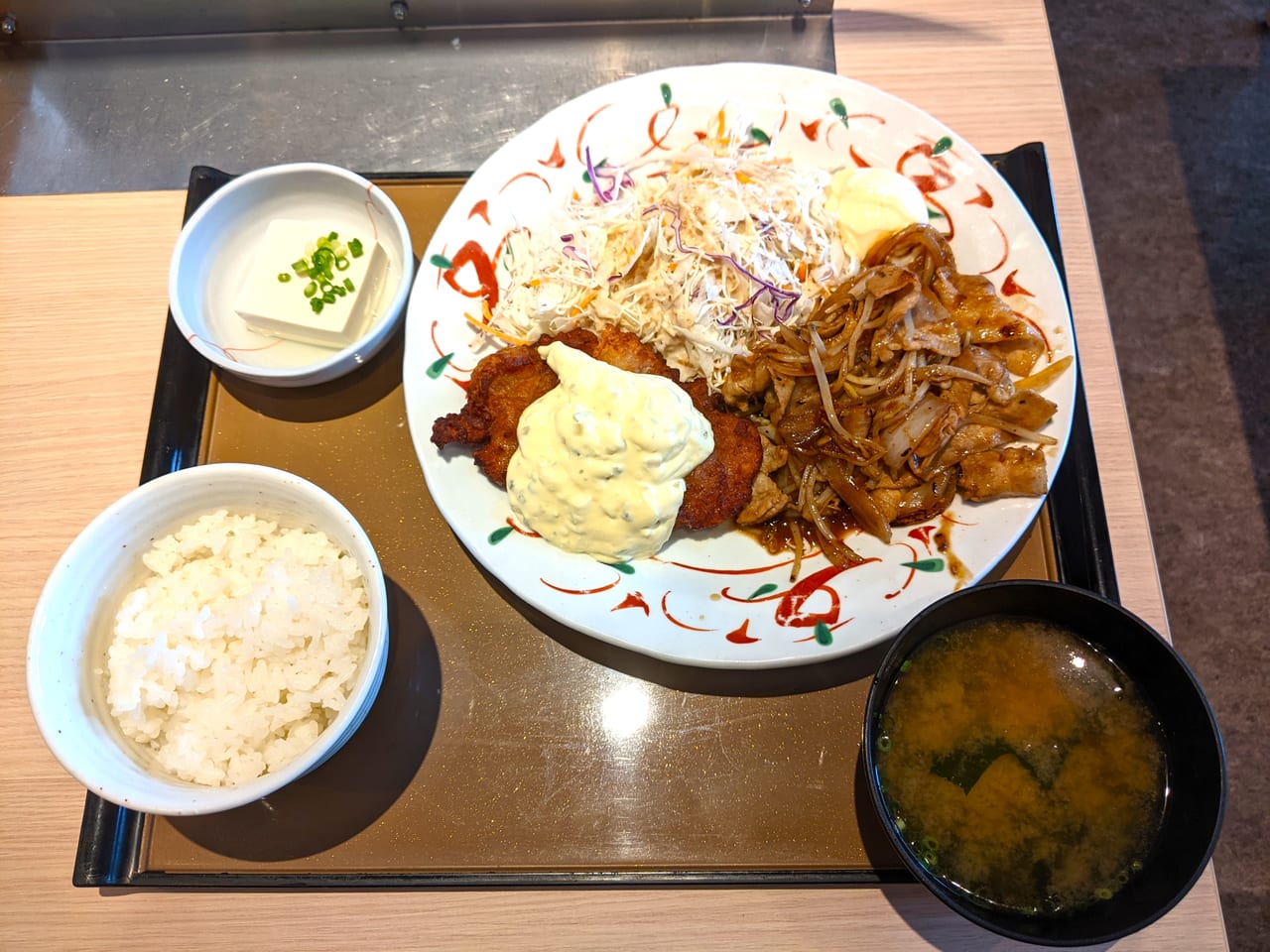 「やよい軒 ラ・ムー大安寺店」の「チキン南蛮としょうが焼の人気コンビ定食」