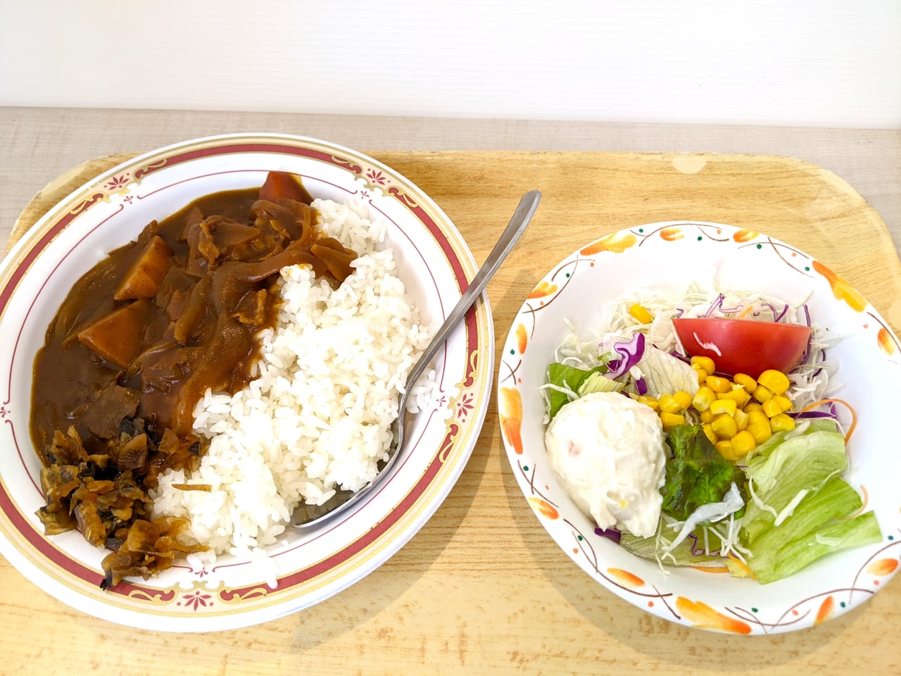 岡山大学 マスカットカフェテリア（3F）の手作りカレーライスとサラダ