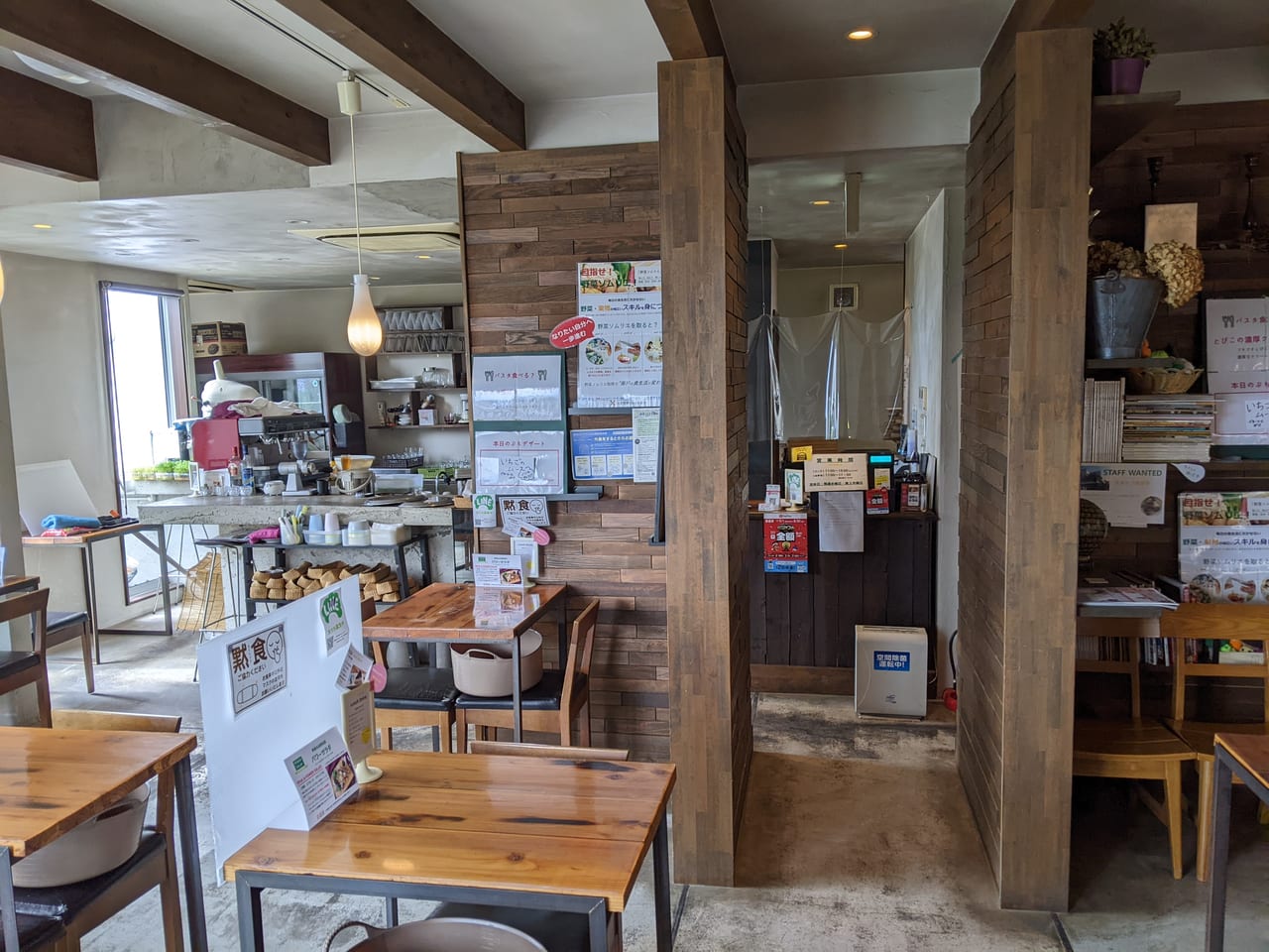 「restore cafe アリアドネ」の店内
