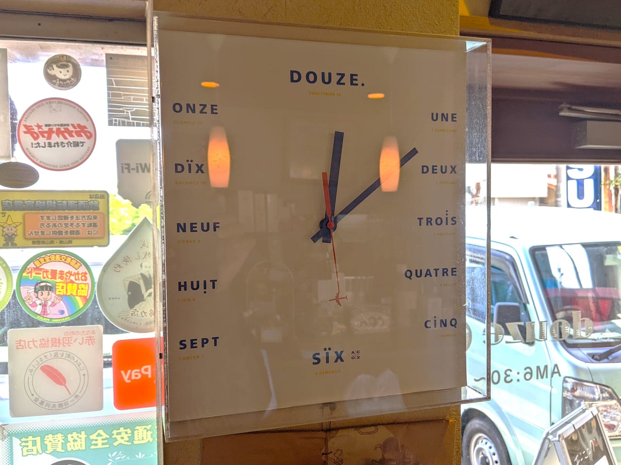 「Cafe & Bar douze」の店内