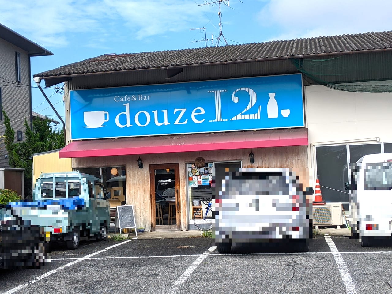 「Cafe & Bar douze」の外観