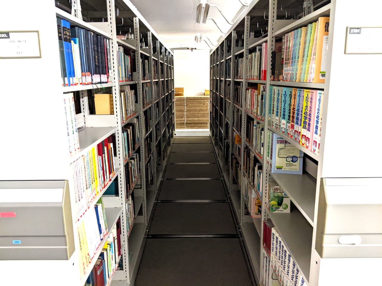 岡山県立図書館の集密書庫