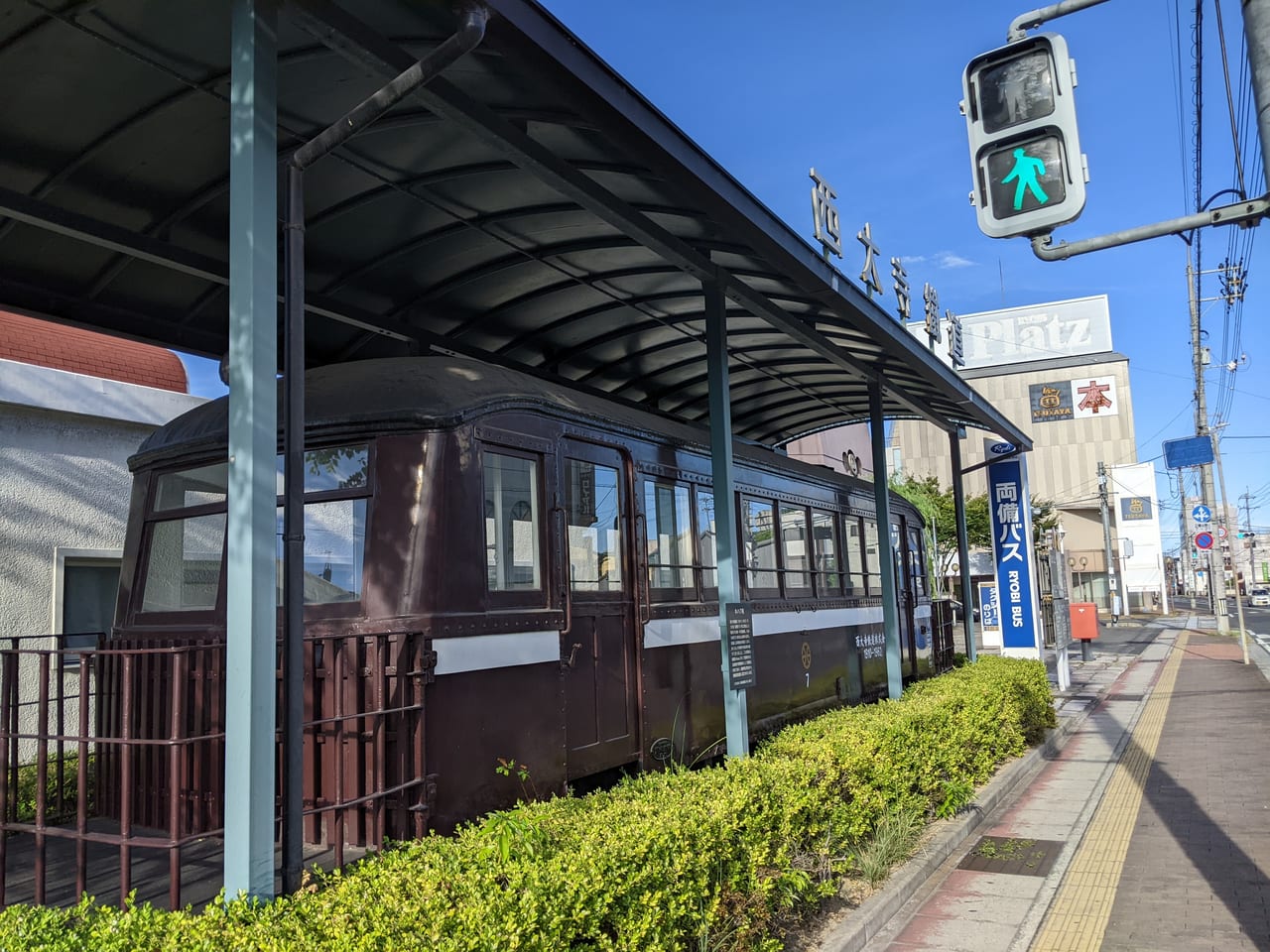 西大寺バスセンターに展示された旧西大寺鉄道の車両