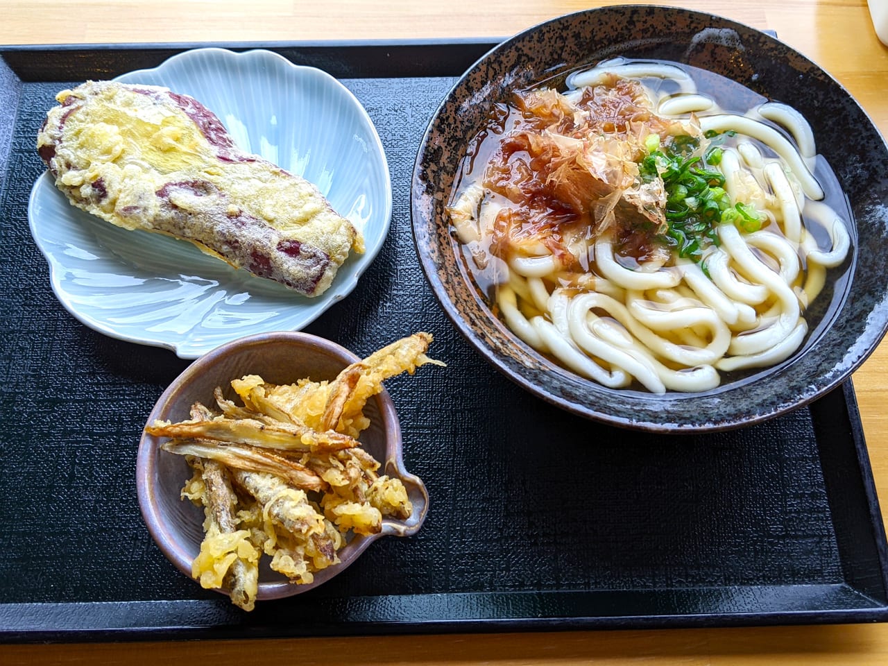 「うどん 葉月」のかけうどん（並）