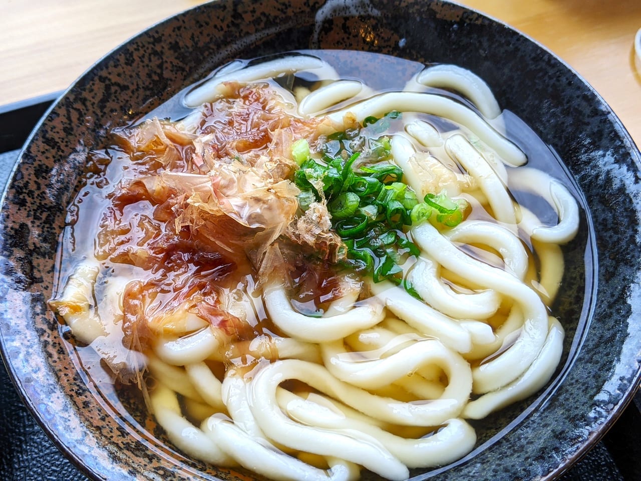 「うどん 葉月」のかけうどん（並）