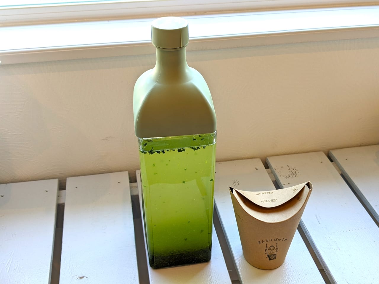 「おにぎりcafe さんかくぼっくす」の水出し緑茶