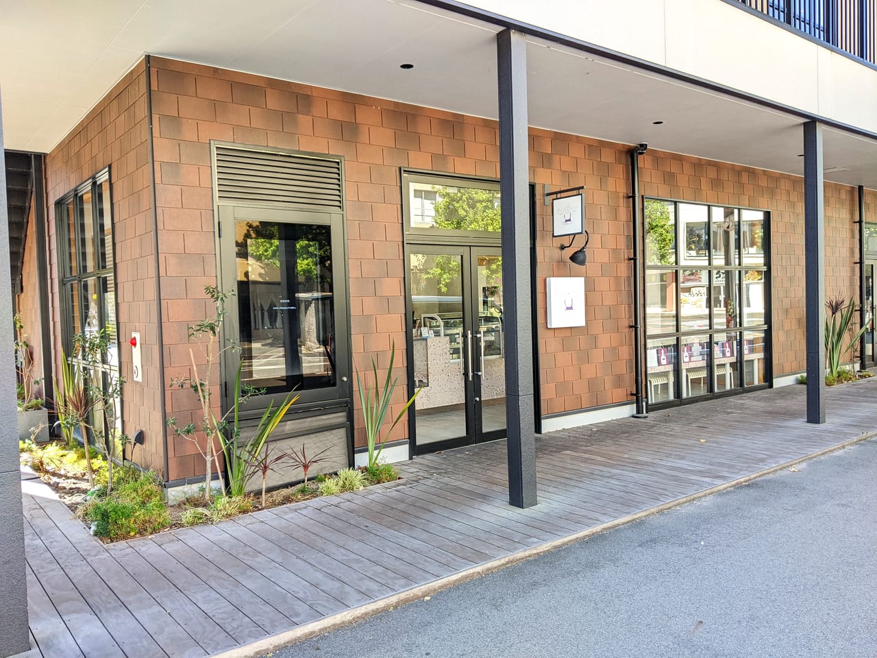 「サトユリノチーズケーキ問屋町テラス店」の外観