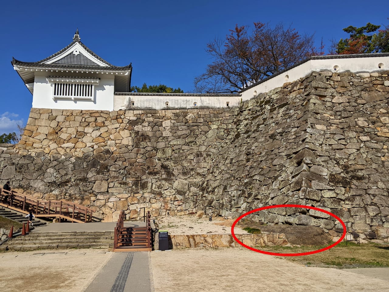 岡山城不明門下の石垣　岩盤