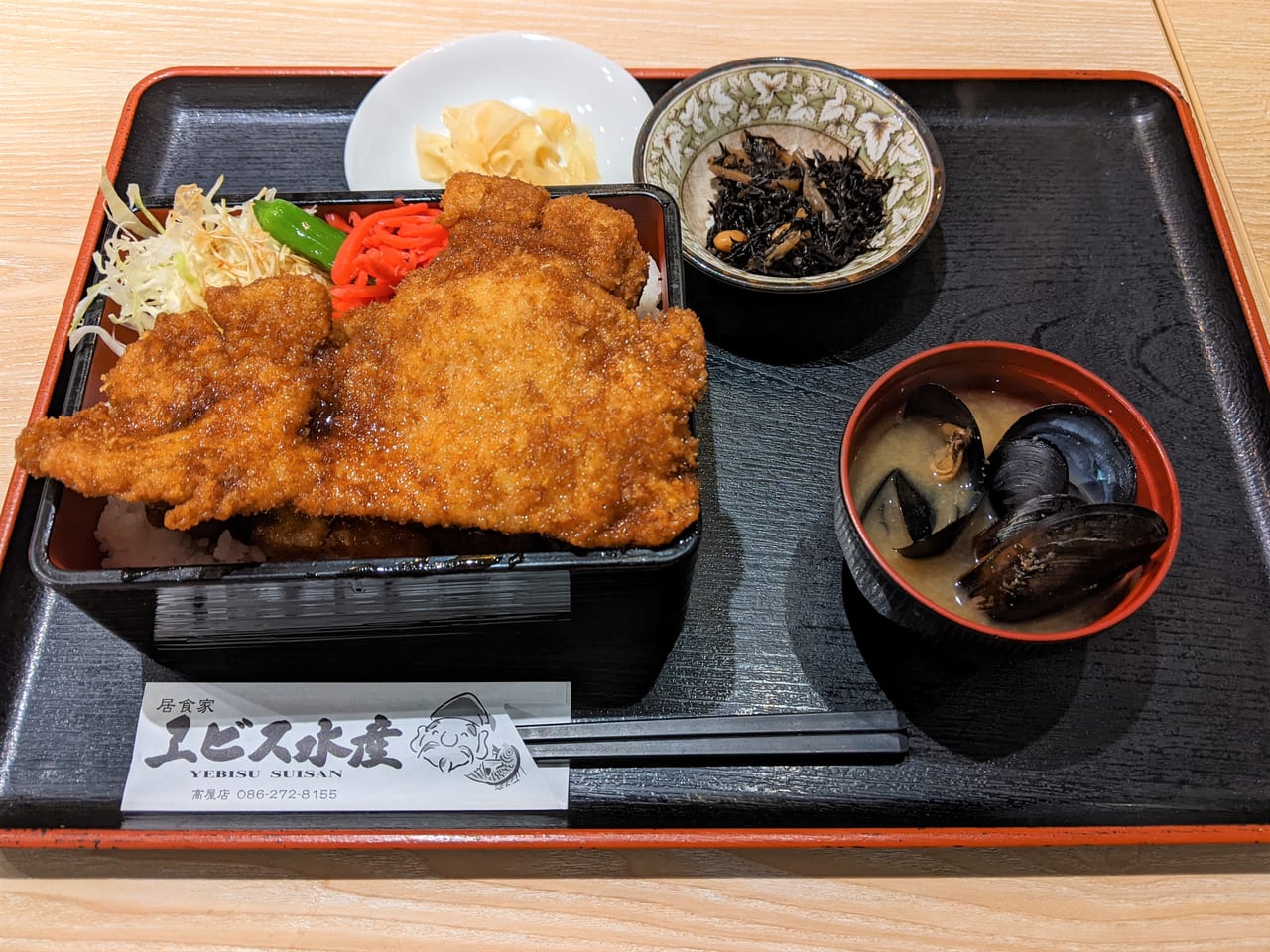 「海鮮食堂 エビス水産」のはみ出しカツ重